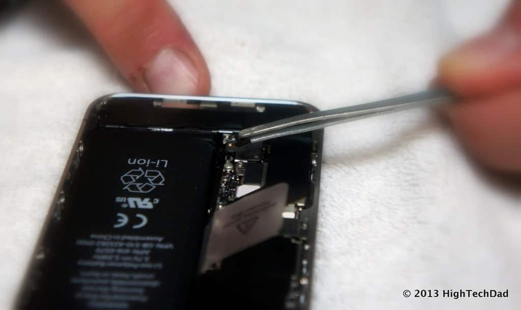 Diskurs Sekretær Tegne forsikring How To Easily Remove, Install & Replace an Apple iPhone 4S Battery (Video)  - HighTechDad™