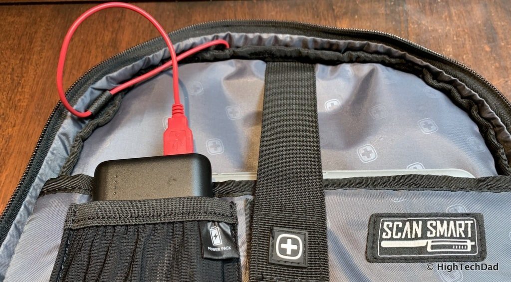 HighTechDad Swissgear 5358 USB ScanSmart Backpack Review - battery connected