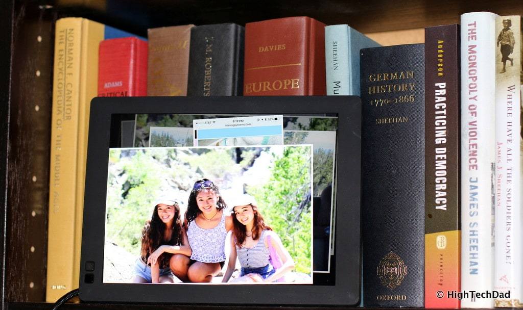 HighTechDad Nixplay digital frame - digital memories on your bookshelf