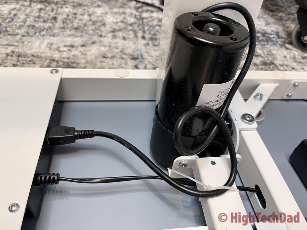 Connecting the riser motor - Flexispot Standing Desk Comhar EG8 - HighTechDad review