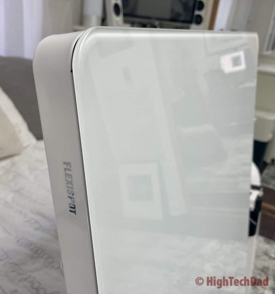 Glass surface - Flexispot Standing Desk Comhar EG8 - HighTechDad review