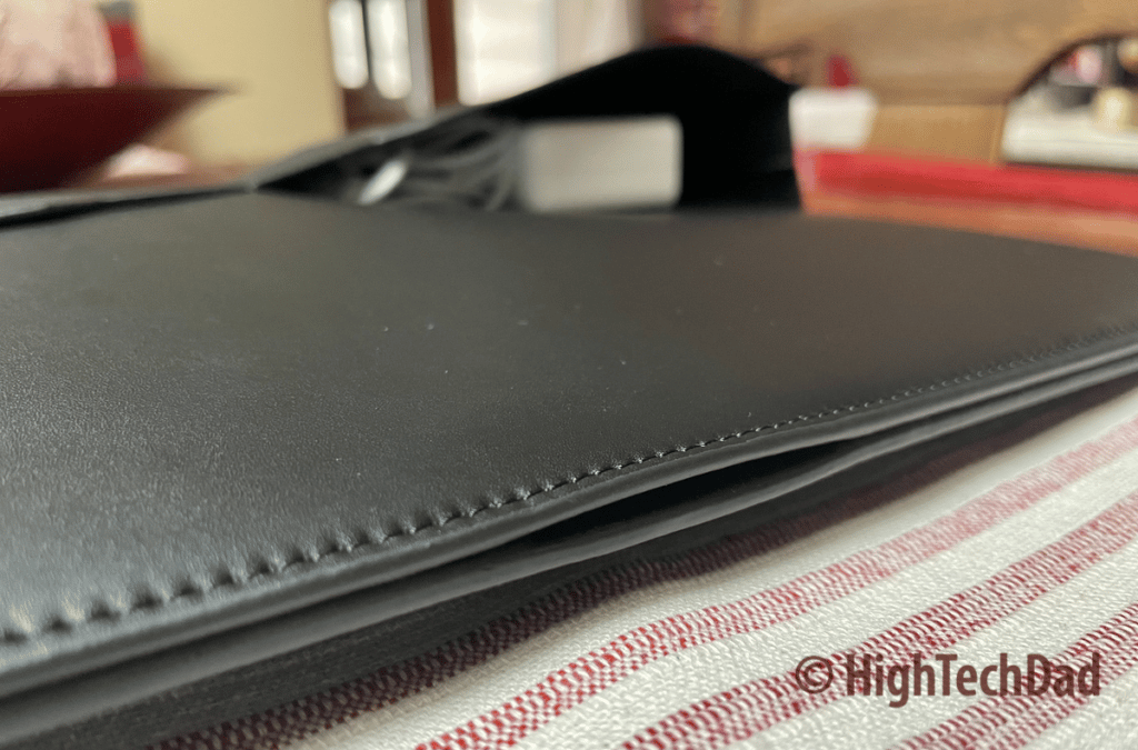 Magnetic closure - Mujjo Envoy laptop sleeve - HighTechDad review
