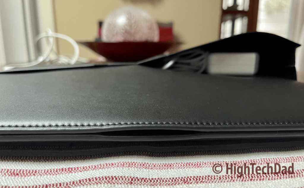 Non-magnet area to open sleeve - Mujjo Envoy laptop sleeve - HighTechDad review