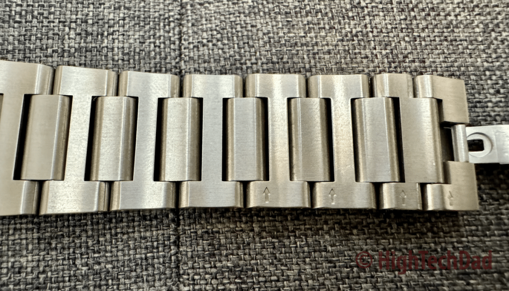 Look for the arrows- SANDMARC Titanium Band - HighTechDad review