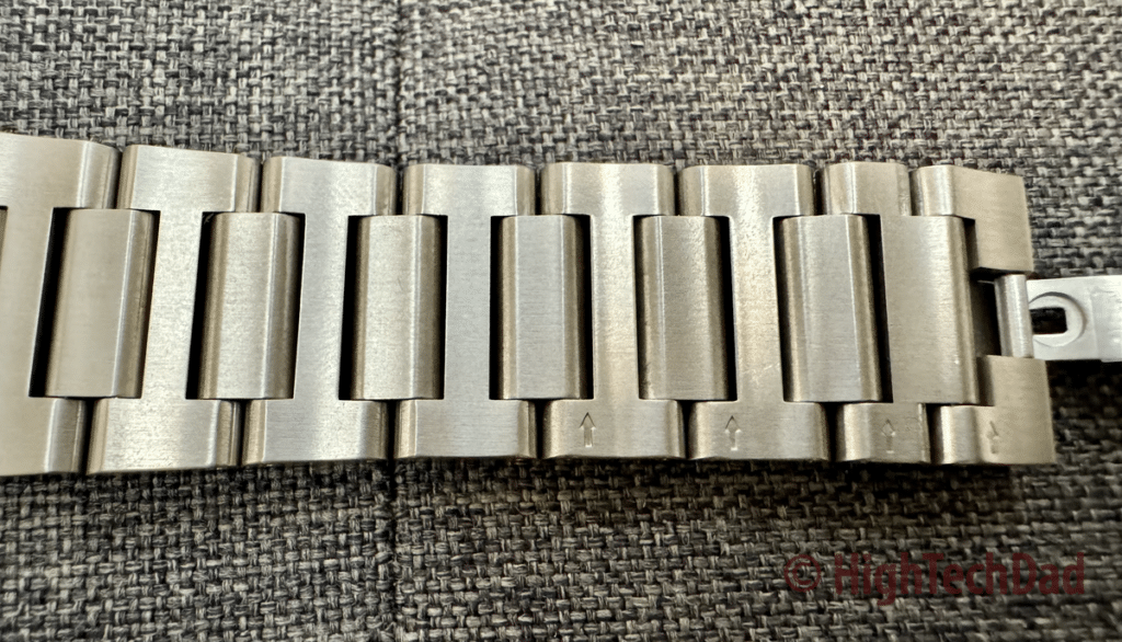 Look for the arrows- SANDMARC Titanium Band - HighTechDad review 